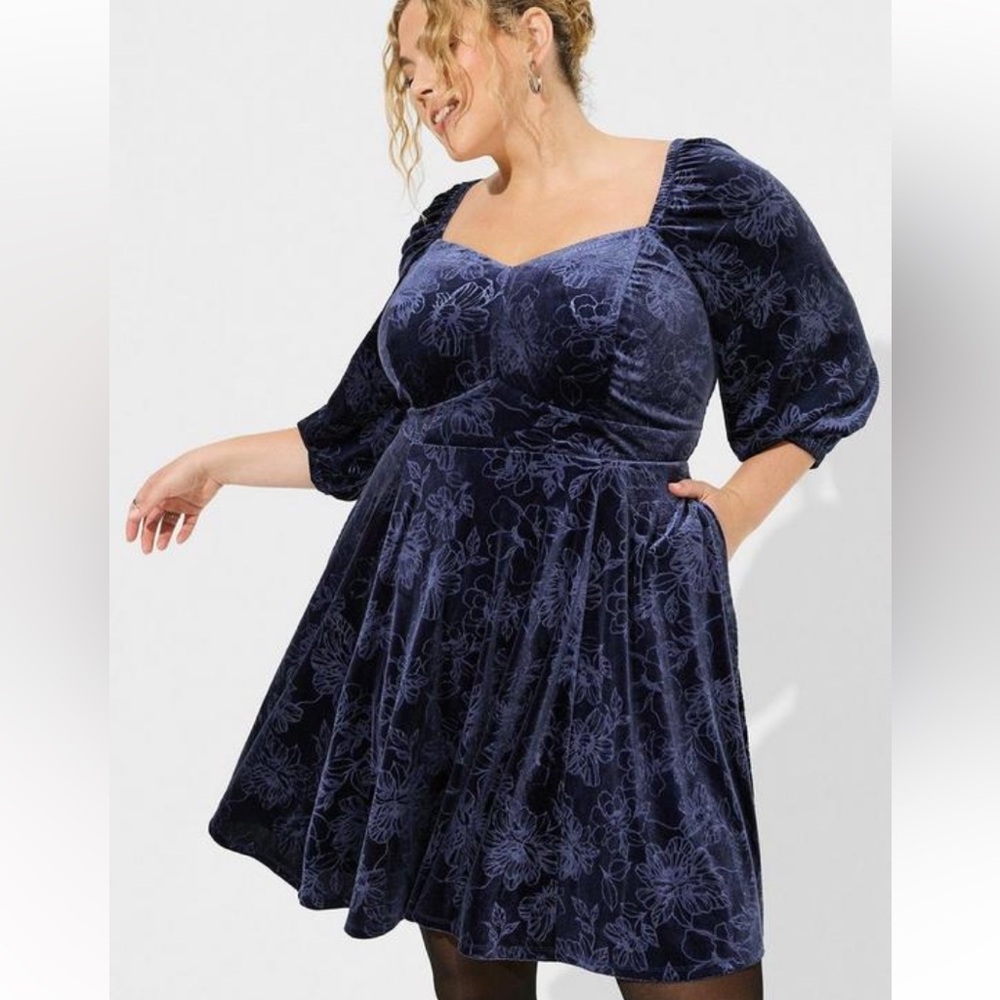 At The Knee Embossed Velvet Sweetheart Peplum Dress